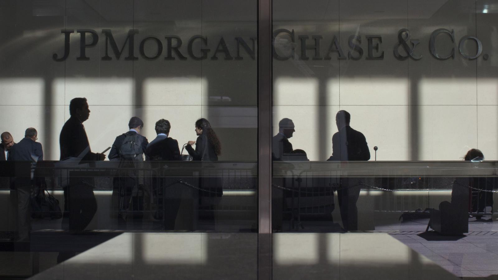 JPMorgan Chase крупнейший финансовый холдинг США, запустил собственную экспериментальную платежную систему на основе blockchain INN. На сегодняшний день к систему уже подключились более 75 банков, включая крупнейший банк Канады Royal Bank of Canada, один из крупнейших французских финансовых конгломератов в Европе Société Générale, бан Santander UK, входящий в крупнейшую финансово-кредитную группу Испании и четвёртый по величине банк Австралии Australia and New Zealand Banking Group (ANZ). Главной целью новой платежной системы является удешевление и ускорение проведения международных транзакций между финансовыми учреждениями, на фоне общей обеспокоенности традиционных финансовых институтов растущим количеством новых финтех-стартапов, которые предлагают более эффективные платежные решения. 